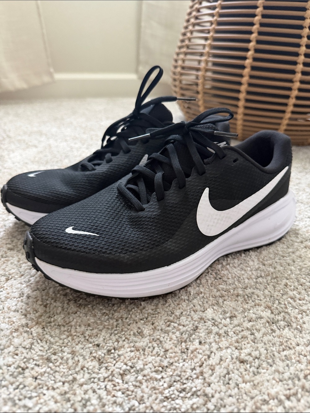 Men’s Nike Black and White Mesh Running Shoes with Swoosh
